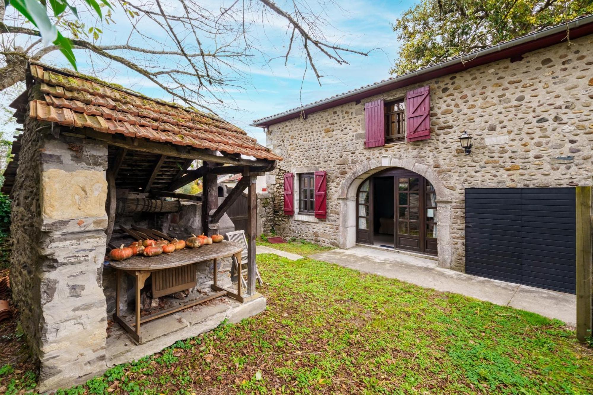 La Petite Maison - Avec Piscine Partagee Villa Osserain-Rivareyte Екстериор снимка